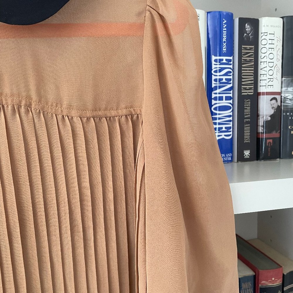 The Cool Blouse Helping You Incorporate the Plissé Trend! - Picture 2 of 4